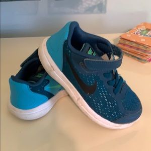 Blue Nike tennis shoes